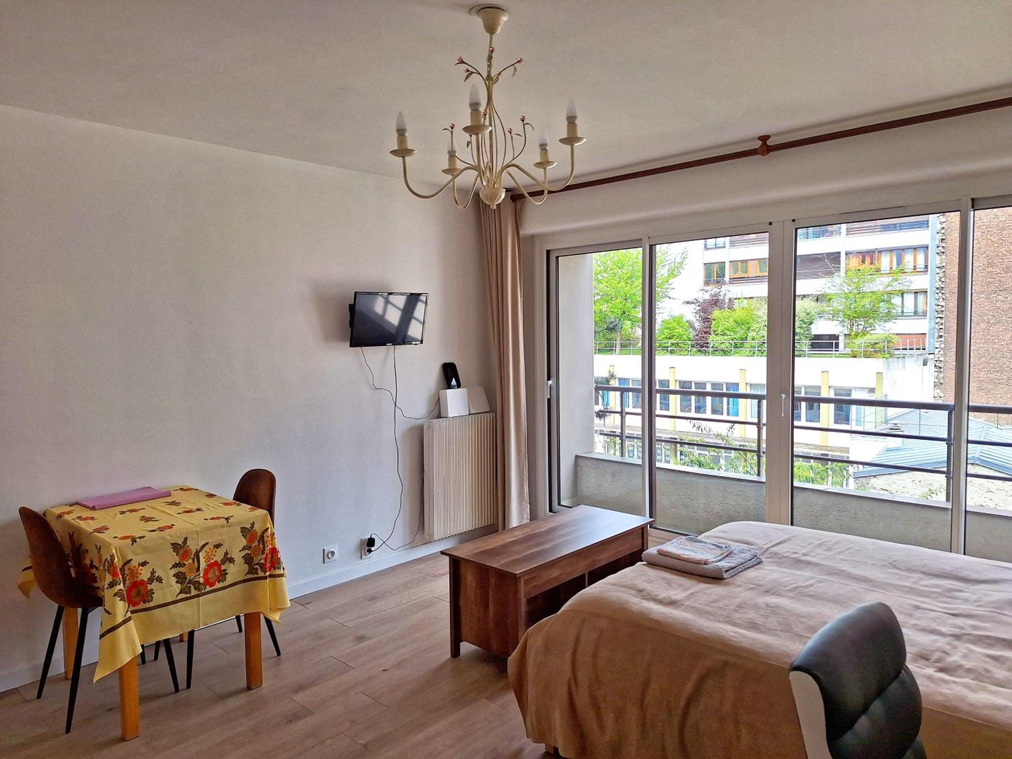 Chic Parisian Studio Retreat Bright Spacious And Secure Parking Экстерьер фото